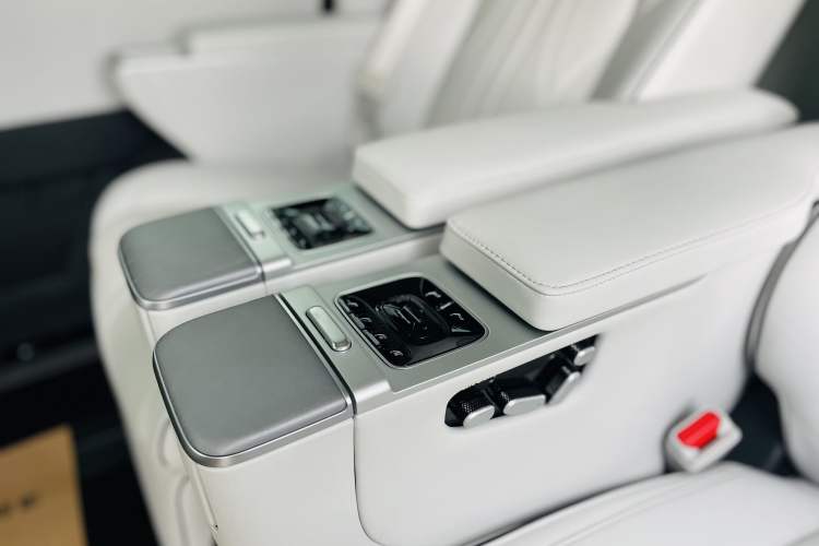 Used XPeng X9 2024 702 Ultra-Long Range Max Interior 7