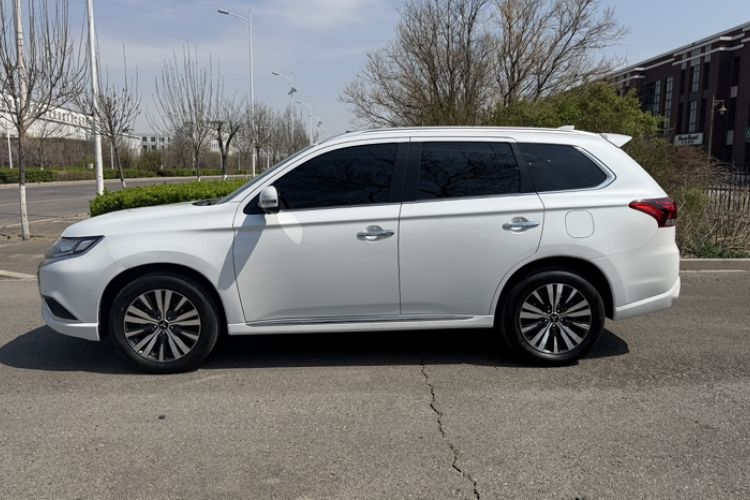 Used Mitsubishi Outlander 2021 2.4L 4x4 Zhi Xiang Edition 7 Seats
