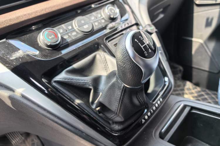 Used JAC Refine M3 2023 PLUS 1.5T 7/8-seater Smart Connectivity Version Gear Lever