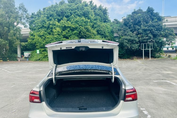 Used Roewe i6 New Energy 2017 45T Hybrid Connect & Smart Enjoyment Edition Exterior 6