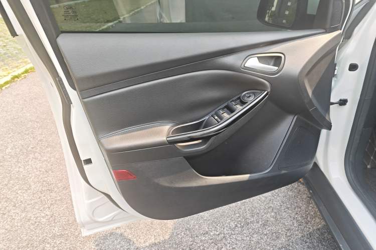 Used Ford Focus 2012 Sedan 1.6L Manual Fashion Edition Interior 8