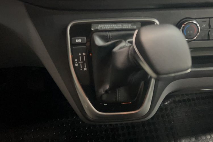 Used SAIC MAXUS Xintu V80 2024 Aotong 6AMT Short-Wheelbase Ultra-Low Roof 127 Ps 5/6 Seats