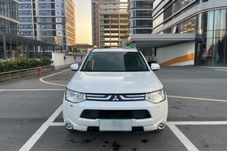 Used Mitsubishi Outlander 2013 2.4L Four-Wheel Drive Luxury Navigation Version 7 Seats
