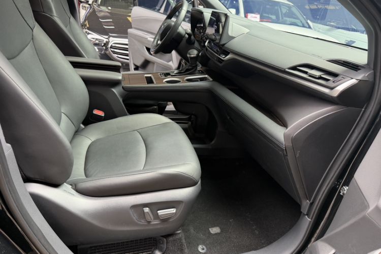 Used Toyota Sienna 2024 2.5L Hybrid Luxury Edition