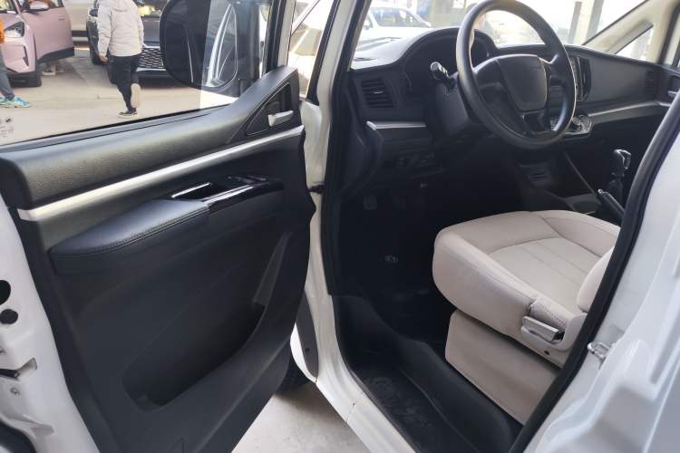 Used FORTHING Lingzhi 2022 M5L 2.0L Utility Model 7 Seats
