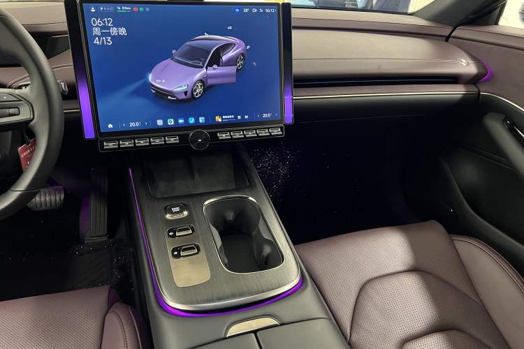 Used Xiaomi Auto SU7 2024 Rear-Drive Long-Range Intelligent Driving Version Interior 4