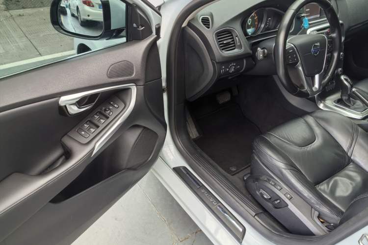 Used Volvo V40 2014 2.0T Zhiya Edition
