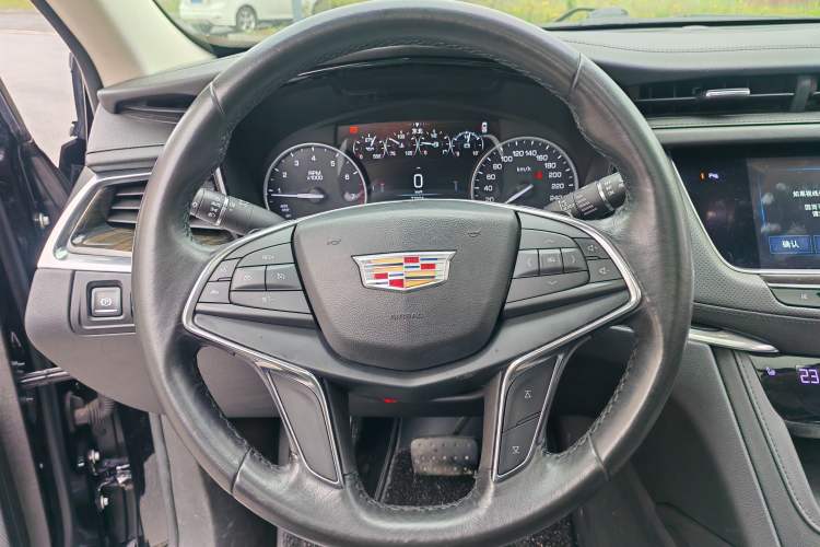 Used Cadillac XT5 2018 25T Luxury Model Steering Wheel