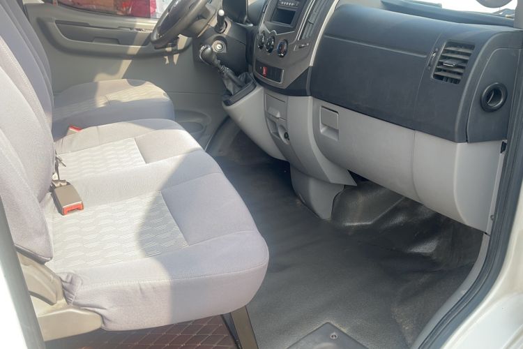 Used Dongfeng Yufeng Yufeng 2018 2.3TA100 Standard Edition Logistics Vehicle Short Wheelbase Mid-Roof Design 5-9 Seater Powered by WP2.3
