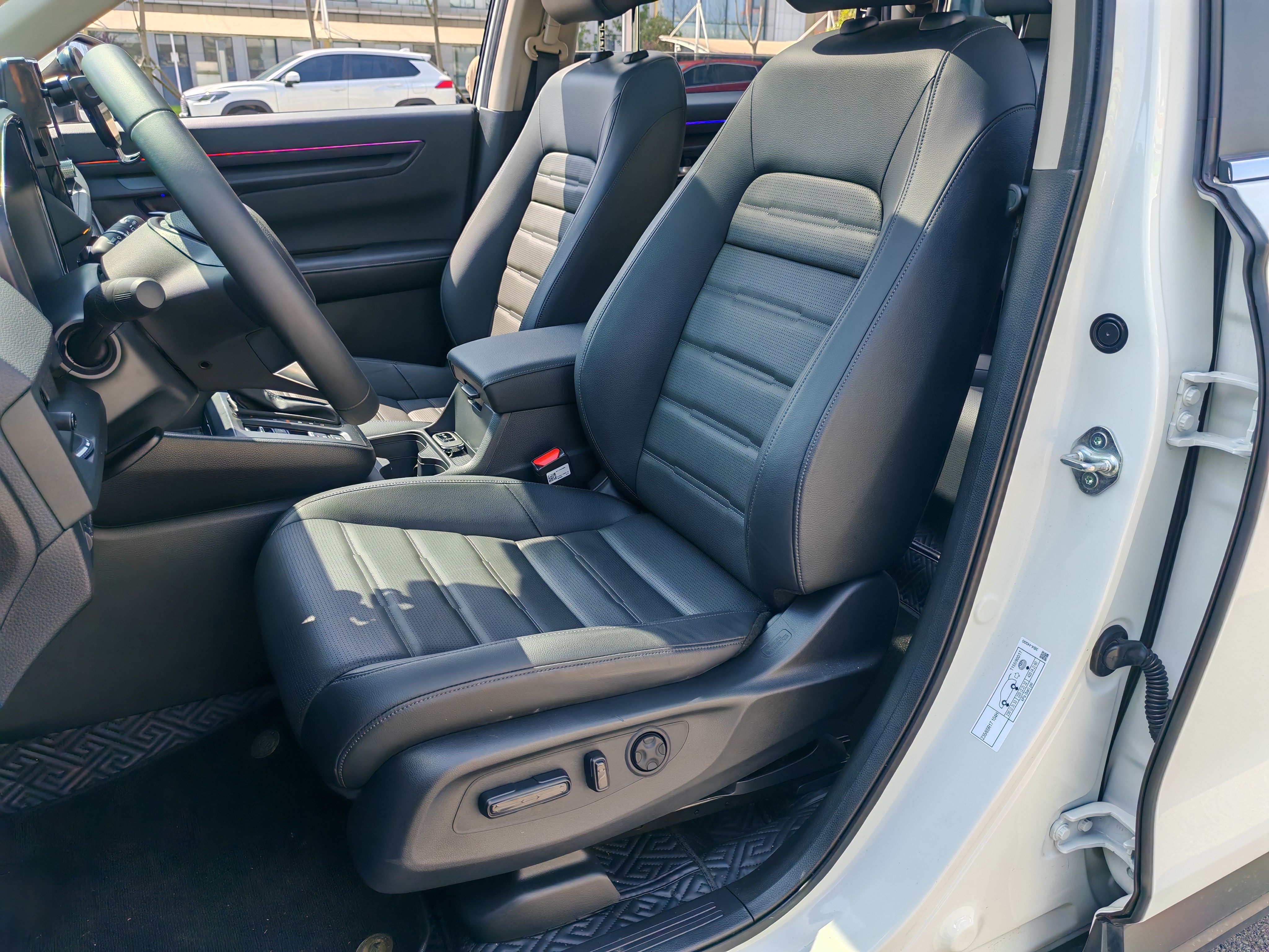 المقاعد الأمامية داخل السيارة