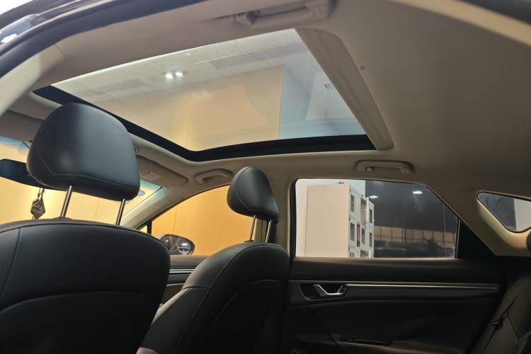 Used Geely Auto Emgrand GS 2017 Sport Edition 1.3T Automatic Smart Connectivity Model Headliner