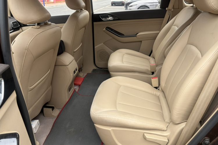 Used Baojun 730 2014 1.5L manual Comfort version 7 seats Interior 2
