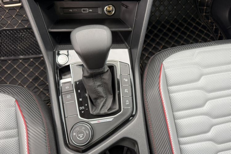 Used Volkswagen Tiguan L 2023 Facelift 380TSI Automatic All-Wheel Drive R-Line Flagship 7-Seater Interior 3