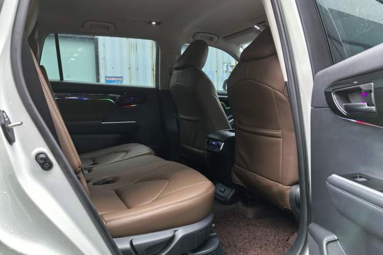 Used Toyota Highlander 2024 2.5L Smart Electric Hybrid Dual-Motor Two-Wheel-Drive Elite Edition 5 Seats Interior 7