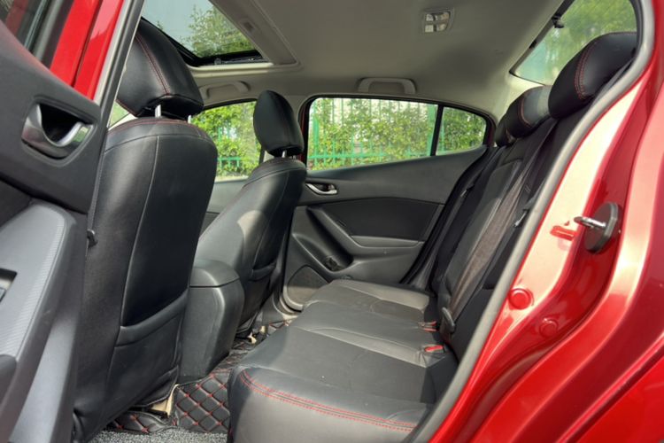 Used Mazda 3 Axela 2014 Sedan 1.5L Automatic Luxury Model Interior 4