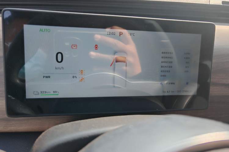 Used Ruichi EC75 2025 Model Passenger Vehicle Smart Driving Ultra-Charging Edition, Pioneer Type I, 52.16 kWh
