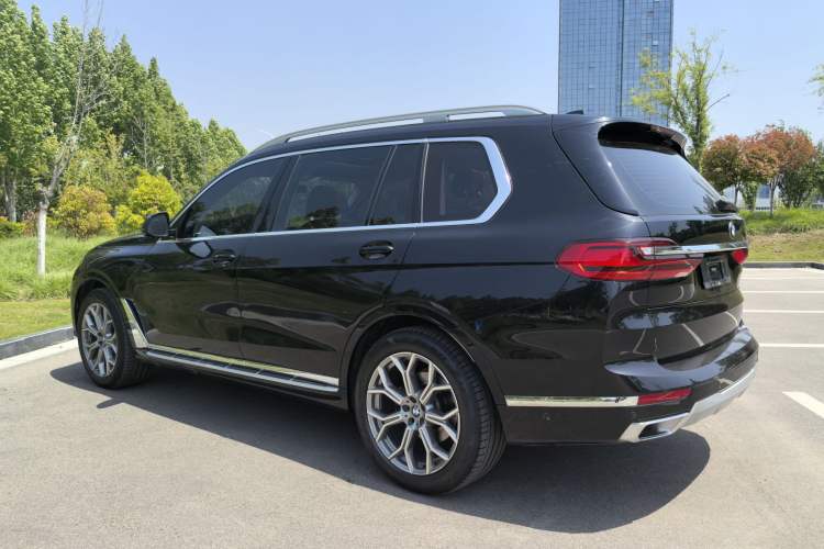 Used BMW X7 2021 xDrive40i Luxury Package with Leading Features