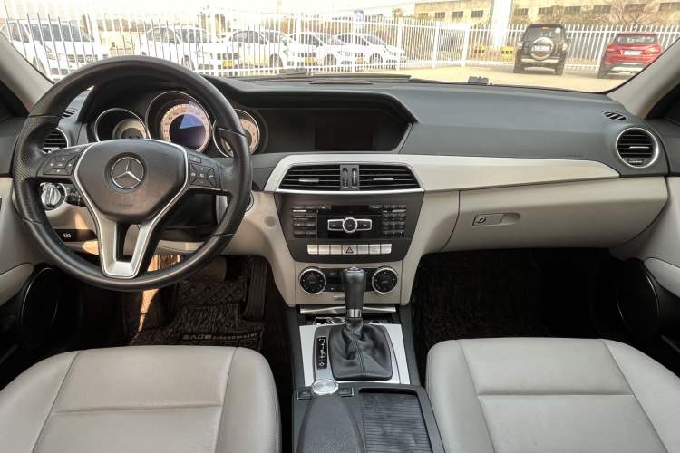 Used Mercedes-Benz C-Class 2011 C 200 Fashion Travel Edition