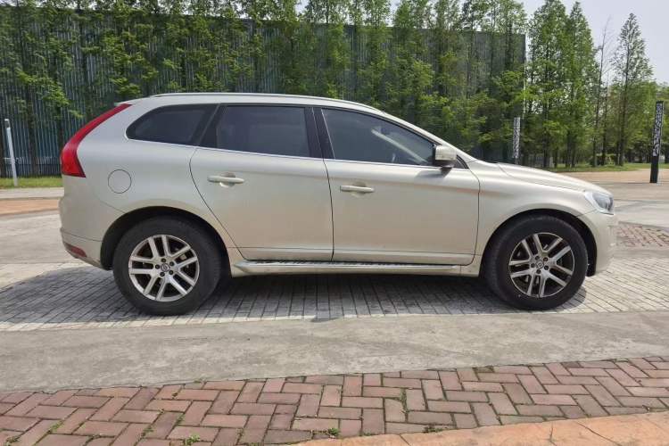 Used Volvo XC60 2017 T5 AWD Smart Upgrade Model Exterior 11