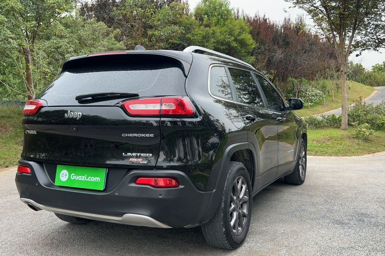 Used Jeep Cherokee 2020 2.0L Two-Wheel Drive Classic Sports Edition
