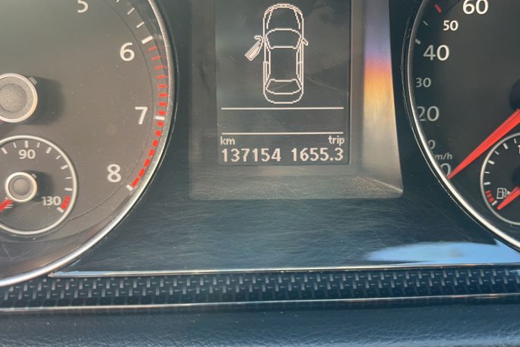 Used Volkswagen Magotan 2015 2.0 TSI Luxury Model Odometer Close Up