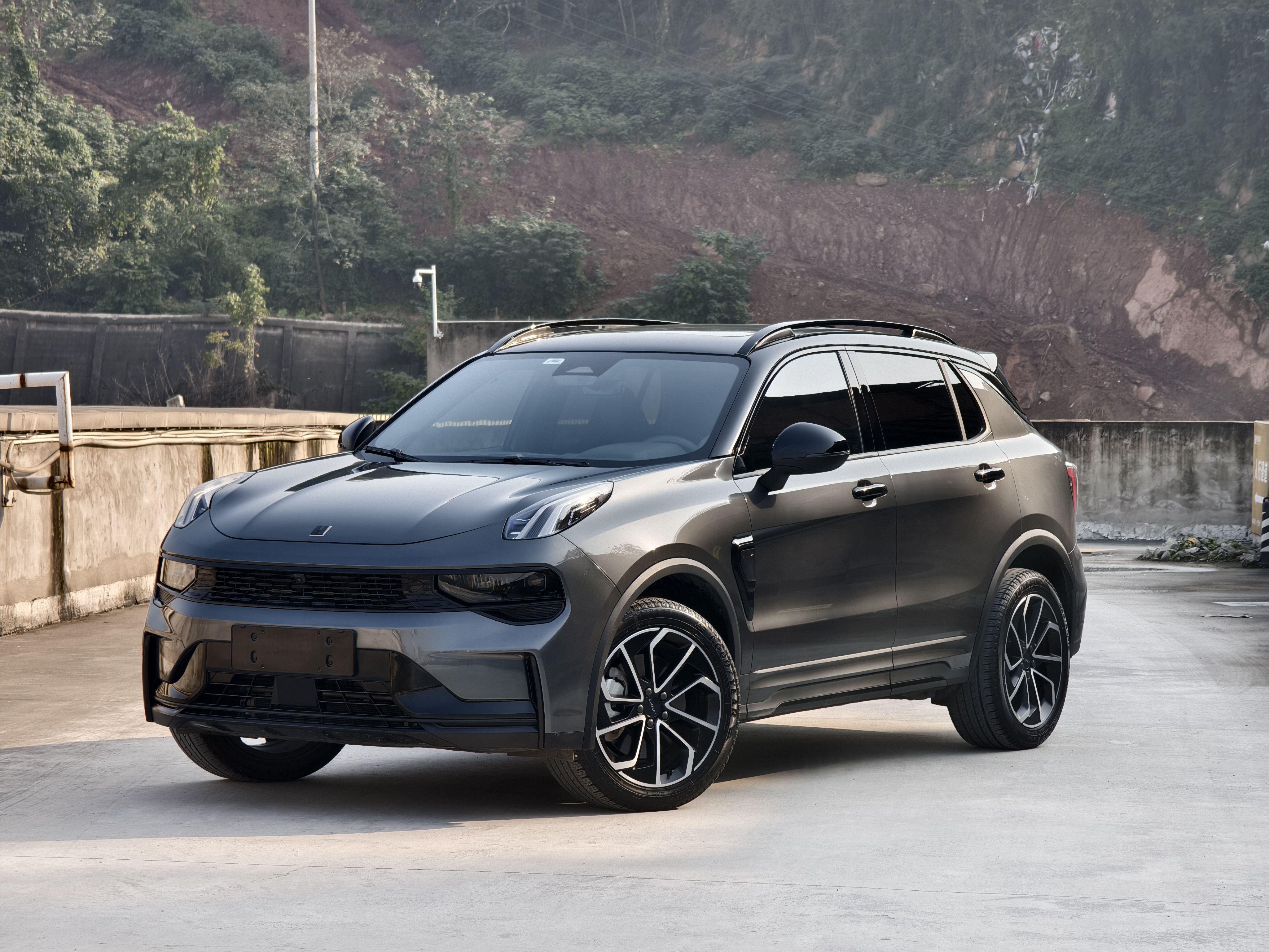 Под передней частью автомобиля