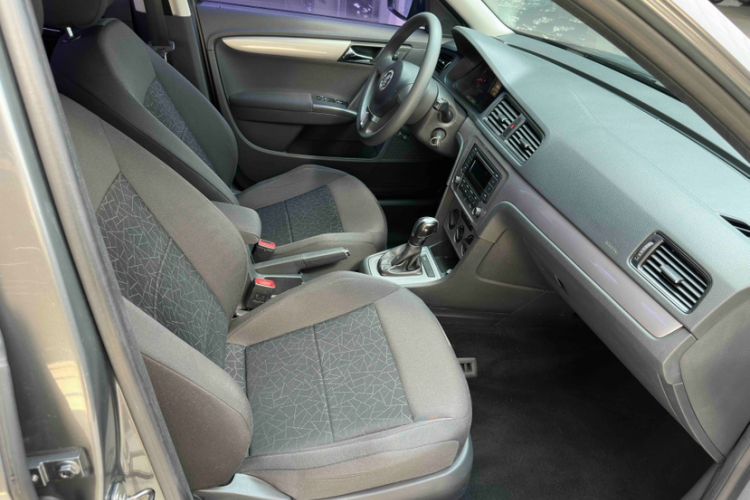 Used Volkswagen Lavida 2013 Revised Classic 1.6L Automatic Fashion Edition Interior 7