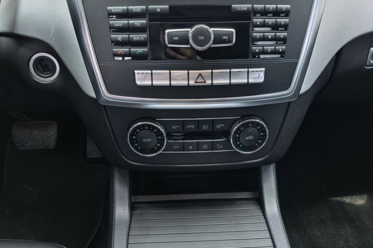 Used Mercedes-Benz M-Class 2014 ML 320 4MATIC Interior 3