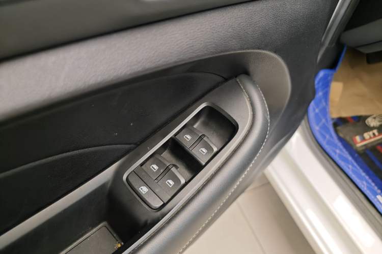 Used Roewe i5 2020 1.5L Automatic 4G Connect Luxury Flagship Edition Interior 2