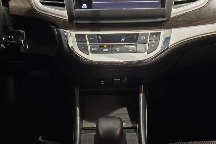 Used Honda Jade 2013 1.8L automatic Comfort version 5 seats Audio And AC Panel