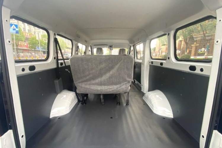 Used Wuling Yangguang 2024 300KM Comfort Version Passenger Van 75kW