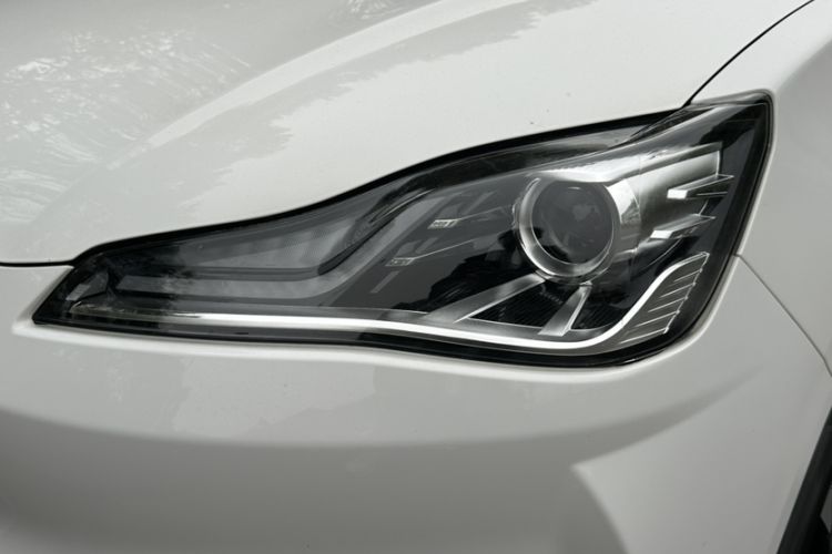 Used NETA V 2021 Long-Range Entertainment Edition Upgrade Model Left Front Headlight