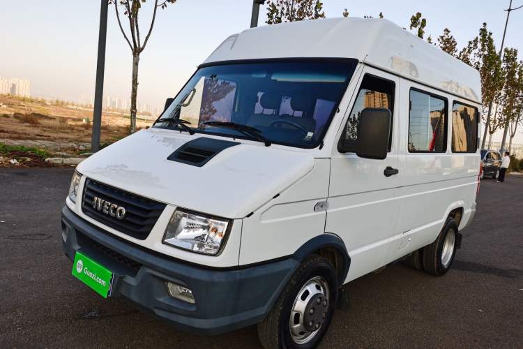 Used Iveco Daily 2020 2.5T A35 Passenger Van with Dual Tires Mid-Roof Design 5-9 Seater China V Emission Standard
