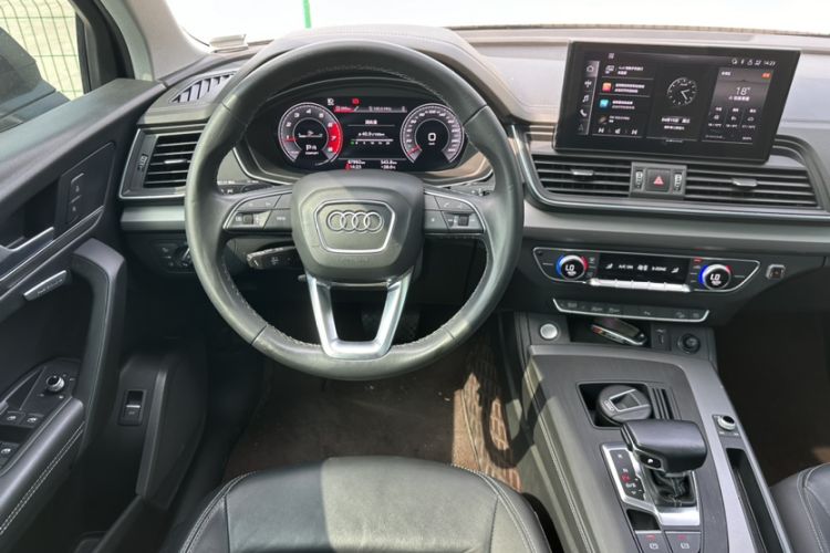 Used Audi Q5L 2022 40T Fashionable and Elegant Model Interior 4