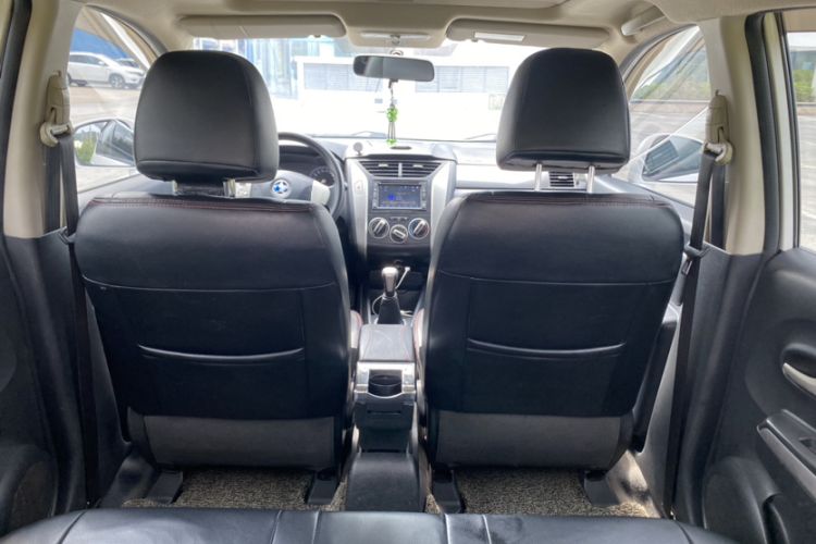 Used Venucia R50X 2015 1.6L Manual Luxury Edition Interior 5