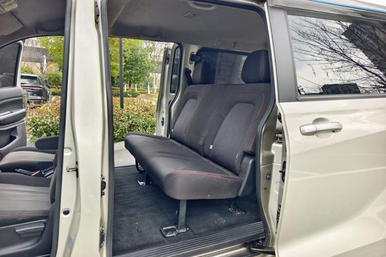 Used Dongfeng Fengon 380 2022 1.5L Comfort-Class Passenger Vehicle (Steel Spring) with 5 Seats