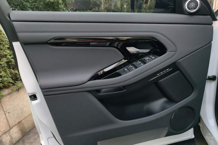 Used Land Rover Range Rover Evoque 2024 Aurora L 249 PS Prestige Light-Chasing Edition
