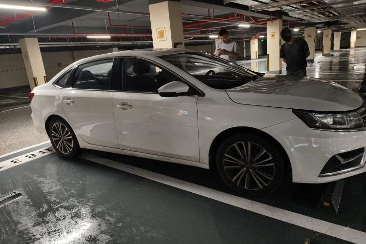 Used Roewe i6 2020 PLUS 1.6L CVT 4G Connected Glory Holographic Edition
