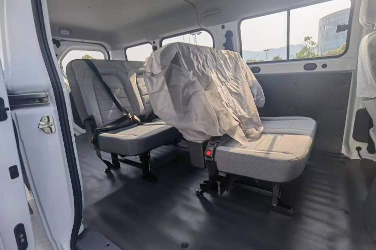 Used Wuling Yangguang 2024 300KM Comfort Version Passenger Van 75kW