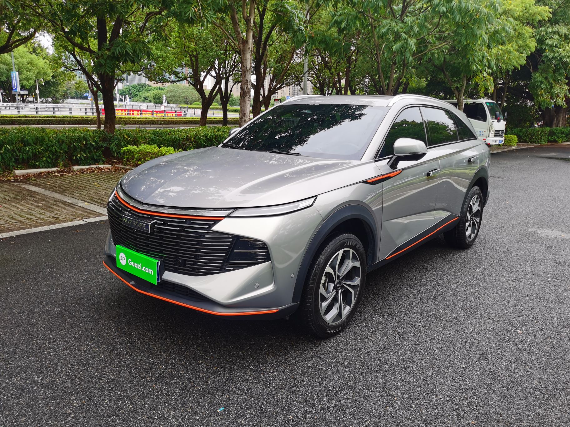 Под передней частью автомобиля