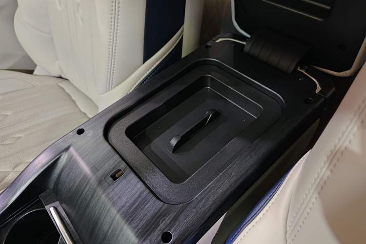 Used Buick GL8 2021 Land Cruiser Executive Class 652T Luxury Model
