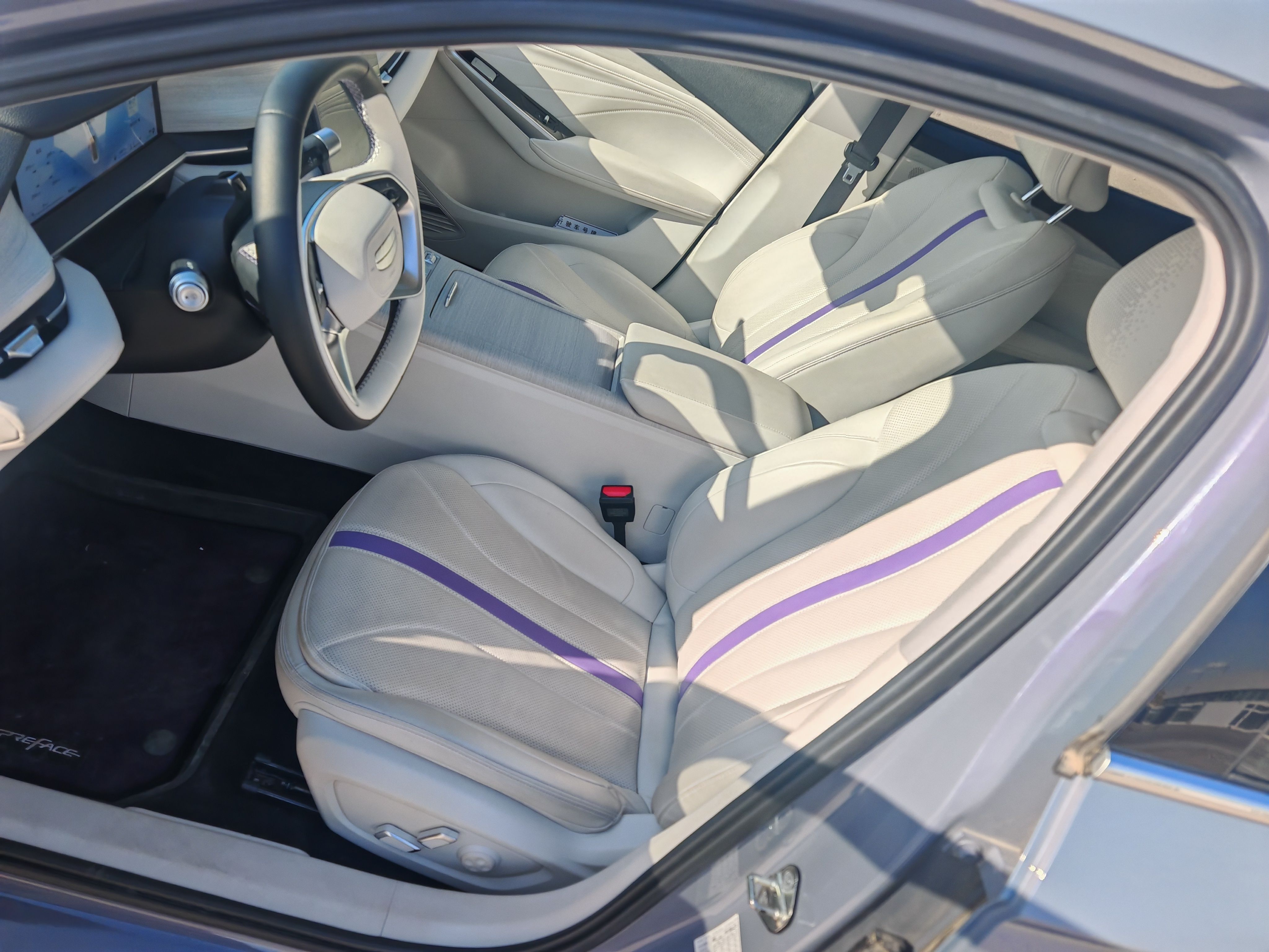 المقاعد الأمامية داخل السيارة