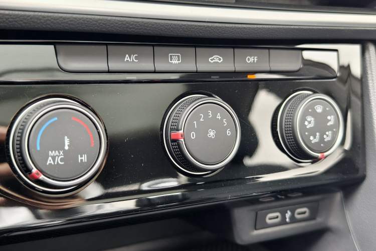 Used Volkswagen Sagitar 2024 300TSI DSG Excellence Edition Audio And AC Panel