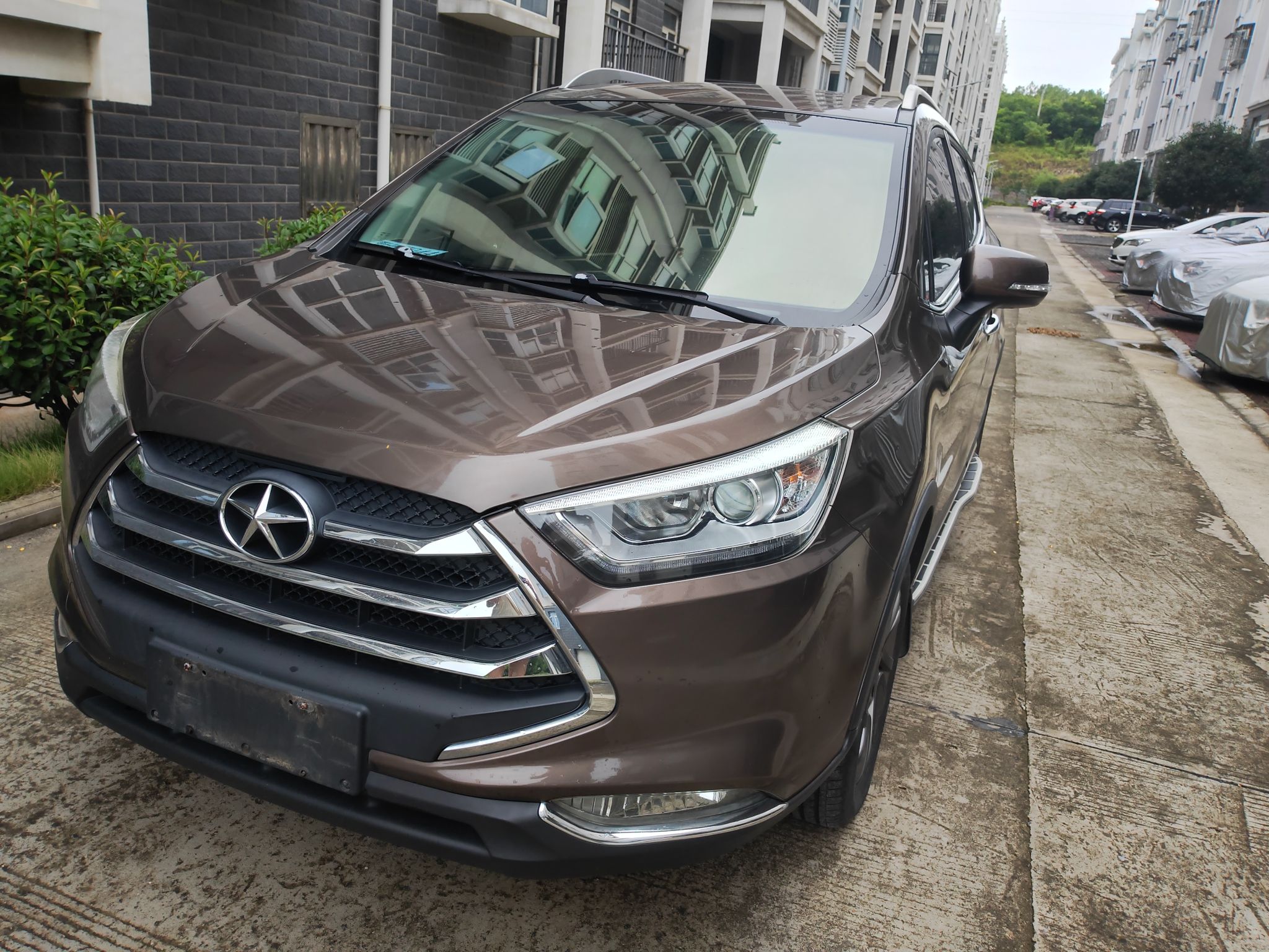 Под передней частью автомобиля