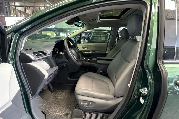 Used Toyota Sienna 2021 2.5L Hybrid Luxury Edition