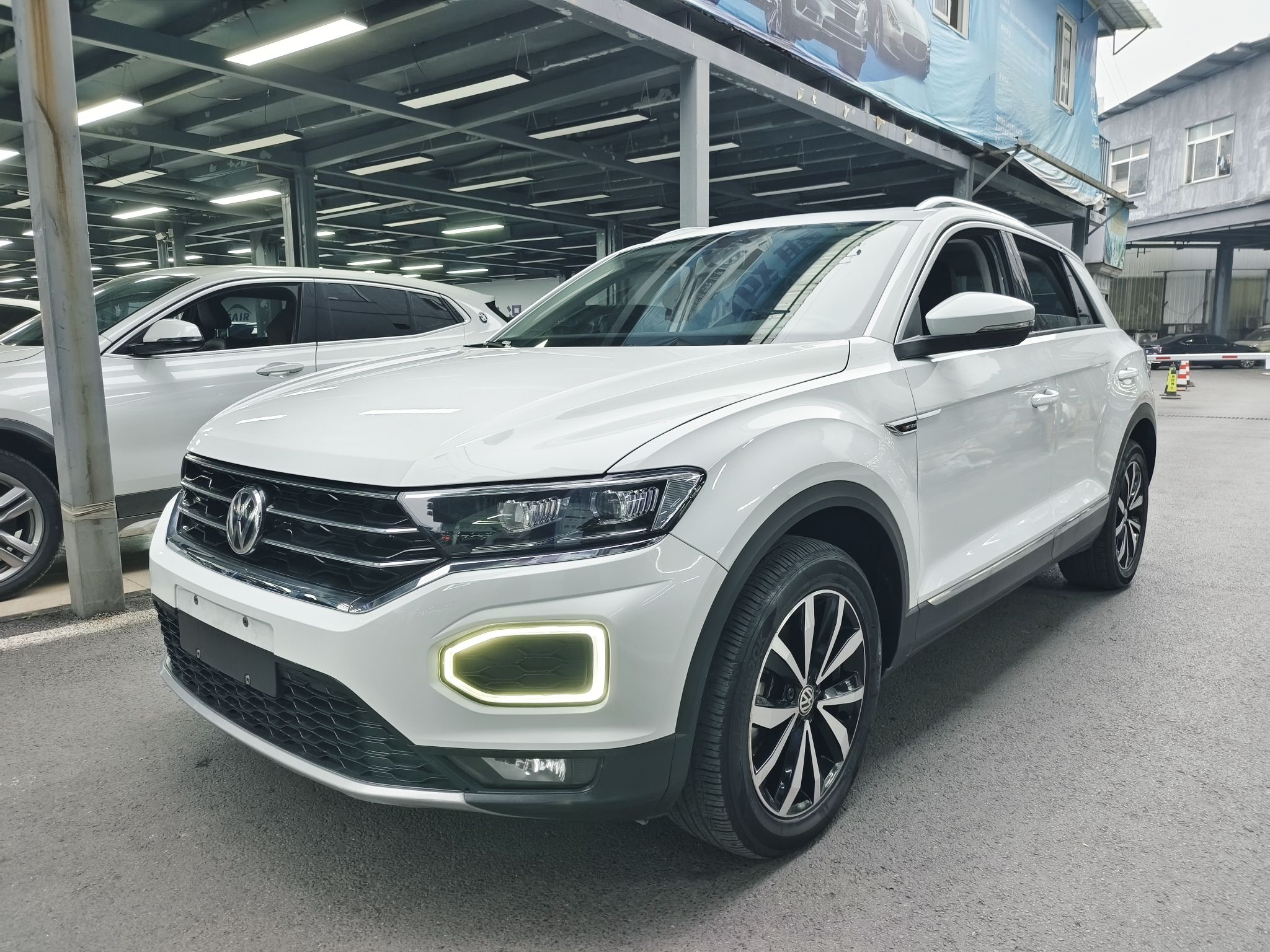 تحت مقدمة السيارة