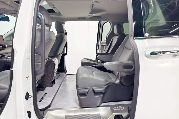 Used Toyota Granvia 2024 2.5L Hybrid Comfort Edition