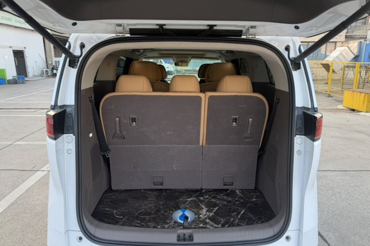 Used Denza D9 2022 DM-i 970 Four-Wheel Drive Flagship Model Trunk