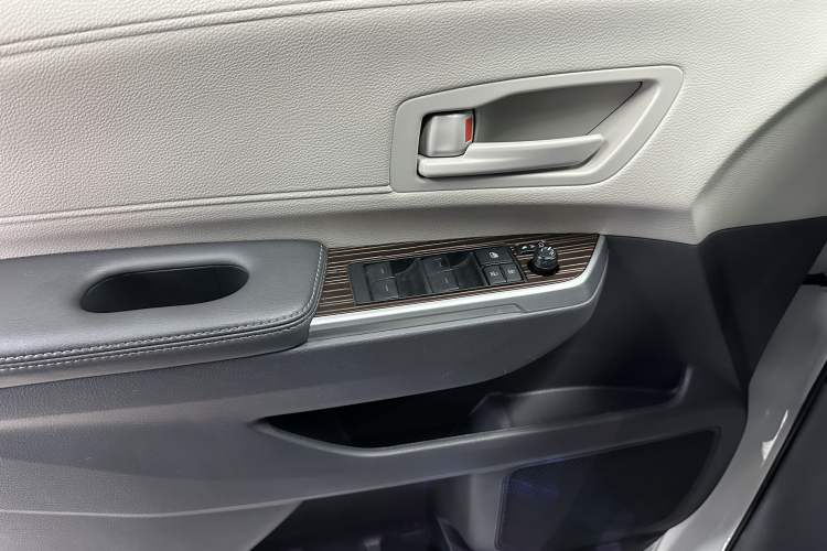 Used Toyota SIENNA 2023 2.5L Hybrid Comfort Edition
