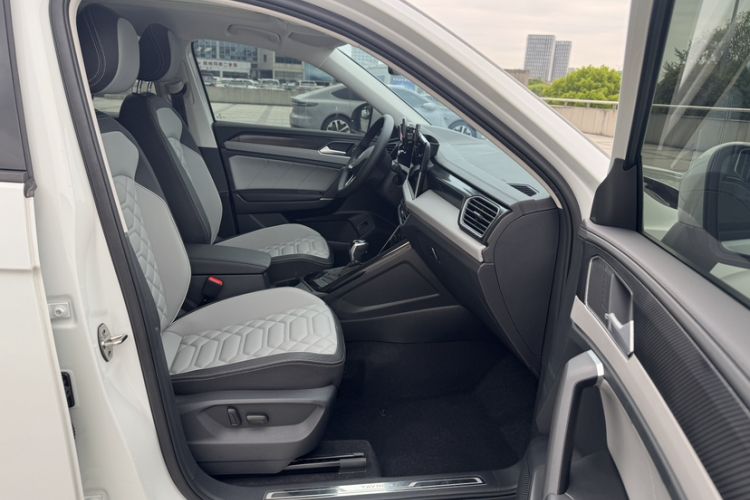 Used Volkswagen Tayron 2024 330TSI Two-Wheel Drive Luxury Plus Advanced Version Right Front Seat